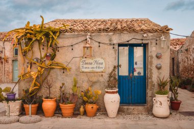 Marzameni, Sicilya, İtalya - 16 Mart 2022: Tipik Sicilya balıkçı köyündeki antik yapı