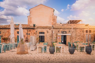 Marzameni, Sicilya, İtalya - 16 Mart 2022: Eski balıkçı köyünde sandalyeli ve masalı yerel