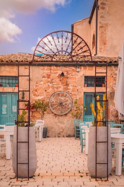 Marzameni, Sicilya, İtalya - 16 Mart 2022: Antik balıkçı köyüne giriş