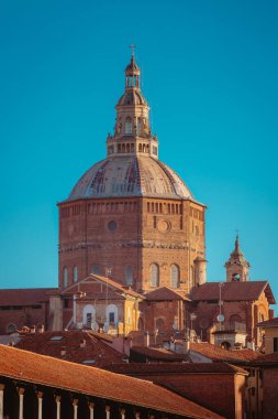 Pavia, İtalya - 20 Nisan 2024: Pavia Katedrali mavi gökyüzüne karşı