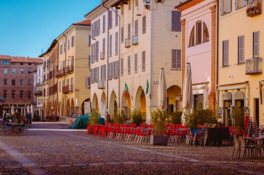 Pavia, İtalya - 20 Nisan 2024: Pavia 'nın Zafer Meydanı' nda sandalyeler ve masalar insanların olmadığı bir yer