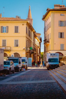 Pavia, İtalya - 20 Nisan 2024: Pavia 'nın tarihi merkezinde
