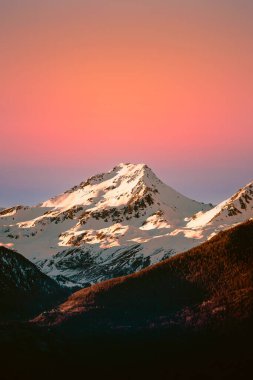 Grand Combin Alpleri 'nin dağ manzarası, gün batımında Pennine Alpleri.