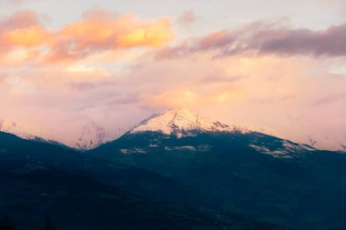 Büyük Combin Alpleri 'nin Velan Dağı' nın panoramik görüntüsü, Pennine Alpleri gün doğumunda renkli bulutlarla birlikte.