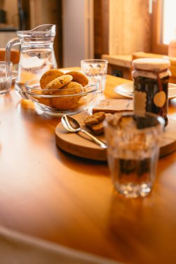 Kahvaltı için hazırlanmış tahta dağ evindeki masa.