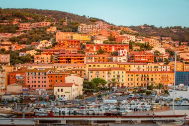 Porto Santo Stefano, İtalya - 21 Ağustos 2024: Deniz kenarındaki binalarıyla Porto Santo Stefano 'nun panoramik manzarası