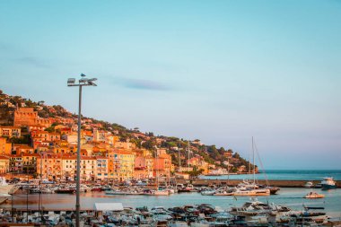 Porto Santo Stefano, İtalya - 21 Ağustos 2024: Porto Santo Stefano, ünlü turist beldesi Monte Argentario, Toskana 'nın ön planda martı ile manzarası