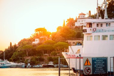 Porto Santo Stefano, İtalya - 21 Ağustos 2024: Monte Argentario feribotu gün batımında