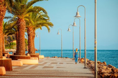 Porto Santo Stefano, İtalya - 21 Ağustos 2024: Köpeğini gezdirirken kadınlarla ünlü kıyı şeridi