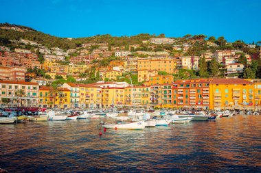 Porto Santo Stefano, İtalya - 21 Ağustos 2024: Limanı ve demirlemiş tekneleri ile Porto Santo Stefano 'nun panoramik manzarası
