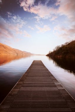 Mergozzo, İtalya - 29 Aralık 2024: Mergozzo Gölü 'nde sakin bir sonbahar akşamı, doğal güzelliğini gösteriyor