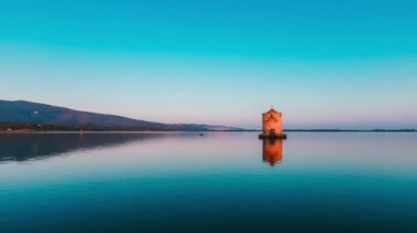 Orbetello 'daki antik İspanyol değirmeni, sakin bir yaz gündoğumu sırasında Tuscanys kıyı manzaralarının güzelliğini gözler önüne seriyor.