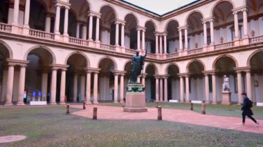 Milano 'daki Pinacoteca di Breras avlusunun sakin manzarası