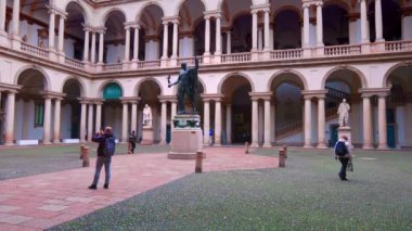 Milano 'daki Pinacoteca di Brera' nın avlusunu keşfeden turistler