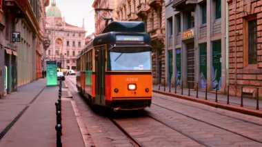 Milano şehir merkezinde, Duomo yakınlarında, soğuk bir kış gününde yolcuları taşıyan bir tramvay.