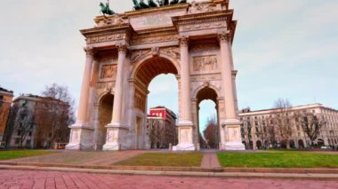 Milano 'daki ikonik Arco della Pace' in manzaralı perspektifi, kış boyunca sakin bir kentsel ortam ile çevrili.