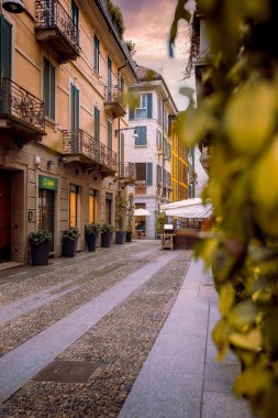 Milan, İtalya - 11 Ocak 2025: Pinacoteca di Brera yakınlarında yürüyen insanlar