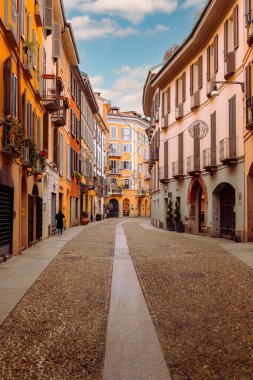 Milan, İtalya - 11 Ocak 2025: Tarihi binalar ve canlı atmosferle Brera caddesi manzarası