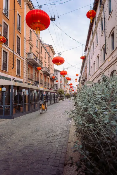 Milan, İtalya - 11 Ocak 2025: Pinacoteca di Brera yakınlarında yürüyen insanlar