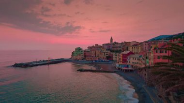 Ünlü panoramik noktasından Bogliasco 'nun pitoresk köyünün nefes kesici günbatımı manzarası. Güneş sakin Ligurian Denizi 'nin üzerinde batar, barışçıl ve davetkar bir atmosfer yaratır. Seyahat promosyonları ve turizm videoları için mükemmel.