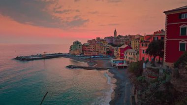 Büyüleyici Bogliasco köyü üzerinde sakin bir günbatımı, güneş Ligurian Denizi 'nin üzerine batarken huzurlu atmosferi yakalıyor. Sakinlik ve rahatlama hissini iletmek için ideal.