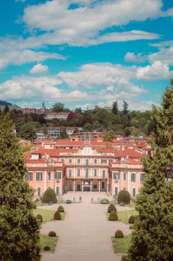 Varese, İtalya - 25 Nisan 2025: Parco Estensi 'den alınan Varese şehri manzarası Lombardy, İtalya' daki çatıları ve uzak tepeleri gösteriyor