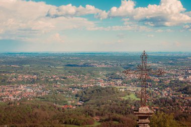 Varese, İtalya - 25 Nisan 2025: Sacro Monte, Lombardy, İtalya 'dan görüldüğü üzere Varese' nin tepeleri ve vadilerinden yükselen büyük kümülüs bulutu