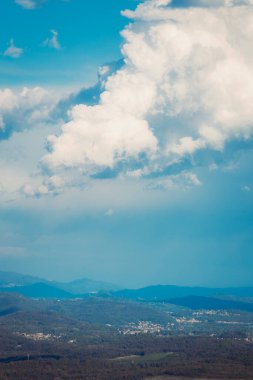 Kuzey İtalya kırsalında Sacro Monte di Varese 'den alınan gökyüzündeki dramatik kümülüs bulutlarının çeşitli manzaraları.