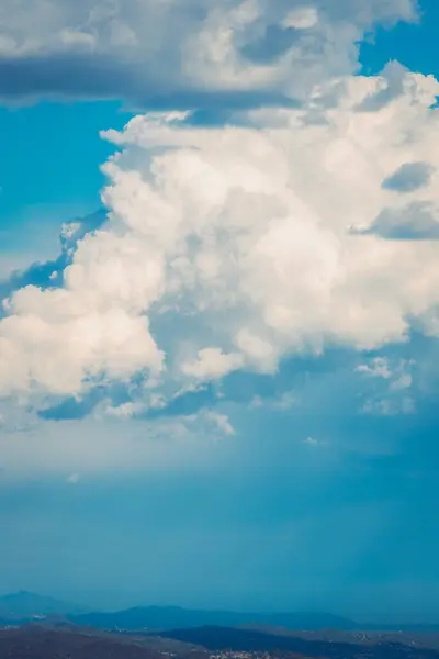 Kuzey İtalya kırsalında Sacro Monte di Varese 'den alınan gökyüzündeki dramatik kümülüs bulutlarının çeşitli manzaraları.