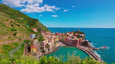Vernazza 'nın dramatik kıyı manzarası. Köy, kayalıklar ve deniz bir karede.