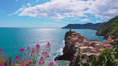 Vernazza 'nın panoramik sahili kayalık bir tepeden gözleniyor.