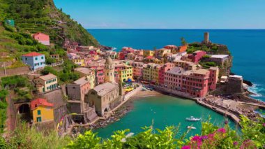 Vernazza 'da güneşli bir gün. Pahalı çatılar ve ufukta deniz var.