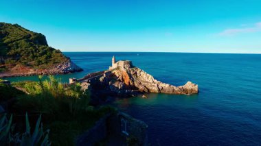 Rıhtımda renkli binaları olan Portovenere manzarası