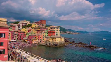 Boccadasse 'nin tarihi sahil köyü. Tekneleri ve pastel binaları var.