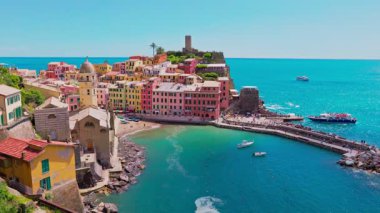 Vernazza köyünün yüksek manzarası sarp kayalıklar ve turkuaz deniz kıyısında yuva yapmış.