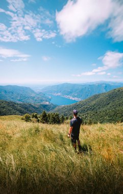 Yalnız bir yürüyüşçü Monte Palanzone 'un tepesinde duruyor, bir yaz günü doğanın özgürlüğünü, güzelliğini ve gücünü kucaklıyor. Bu görüntü, keşiflerin ruhunu, vahşi doğada yürümenin neşesini ve insanlar ile T arasındaki barışçıl bağı çağrıştırıyor.