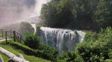 Marmore Şelalesi, Umbria - 19 Ağustos 2025: Güçlü su akışı ve manzaralı yaz atmosferiyle çevrili ünlü şelalenin ilerleyen bir klibi
