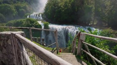 Marmore Şelalesi, Umbria - 19 Ağustos 2025: Şelalenin yükselen bir klibi, yaz güneşinde çağlayan ve orman manzarasını gösteriyor