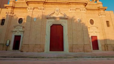 Oria, Brindisi - 7 Ağustos 2025: Oria Katedrali 'nin bir başka alçak açılı perspektifi, muazzam barok cephesi ve dekoratif taş işçiliğini gözler önüne seriyor.