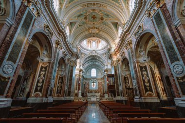 Oria, Brindisi - 7 Ağustos 2025: Dini eserler ve Oria Katedrali 'nin içindeki sunak, barok tarzı ve altın gibi detaylarla süslenmiştir.