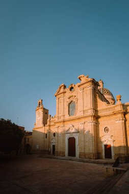 Oria, Brindisi - 7 Ağustos 2025: Oria Katedrali, Santa Maria Assunta Bazilikası, barok detaylar ve parlak yaz ışığı