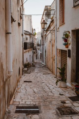 Oria, Brindisi - 7 Ağustos 2025: Oria, Brindisi 'nin tarihi merkezinde karakteristik ara sokak