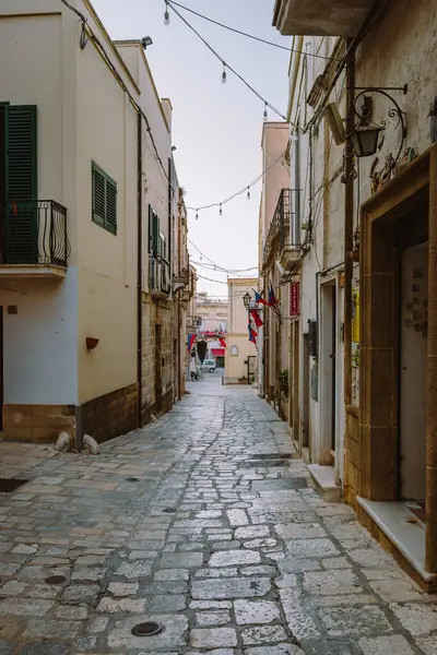 Oria, Brindisi - 7 Ağustos 2025: Oria 'da tarihi evler ve sıcak yaz akşamları atmosferi olan dar sokaklar