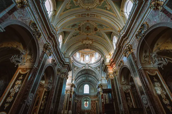 Oria, Brindisi - 7 Ağustos 2025: Oria Katedrali 'nin dekoratif sunağı, altın detayları, mermer sütunları ve yaz ışığı altında dini eserleriyle barok iç mimarisi