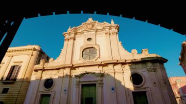 Nardo 'daki Basilica Cattedrale di Maria Santissima Assunta' nın zengin bir şekilde süslenmiş ön cephesine doğru ilerleyen bir çekim.