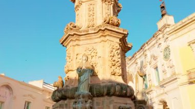 Nardo, Piazza Salandra 'daki Lekesiz Gebelik Melekleri' nin düşük açılı görüntüsü dikey ihtişamını arttırıyor.