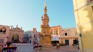 Nardo, Piazza Salandra 'daki Lekesiz Hamile Kalesi' nin durağan mimari manzarası, tarihi barok saraylarıyla çevrili.