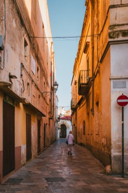 Nardo 'nun eski kasabasında sıcak ışıklarla dar bir sokak manzarası