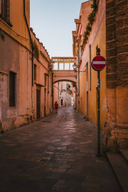 Nardo 'da taş kemer ve dar geçit sıcak akşam ışığı ile tarihi merkez