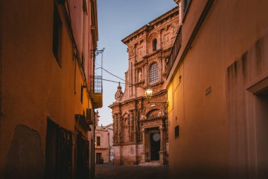 Nardo 'daki Chiesa di San Domenico' nun mimari görüşü barok detaylarını ve oyulmuş dekorasyonlarını vurguluyor.